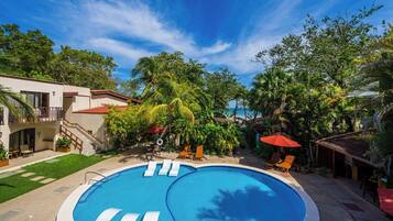 Außenpool, Sonnenschirme, Liegestühle