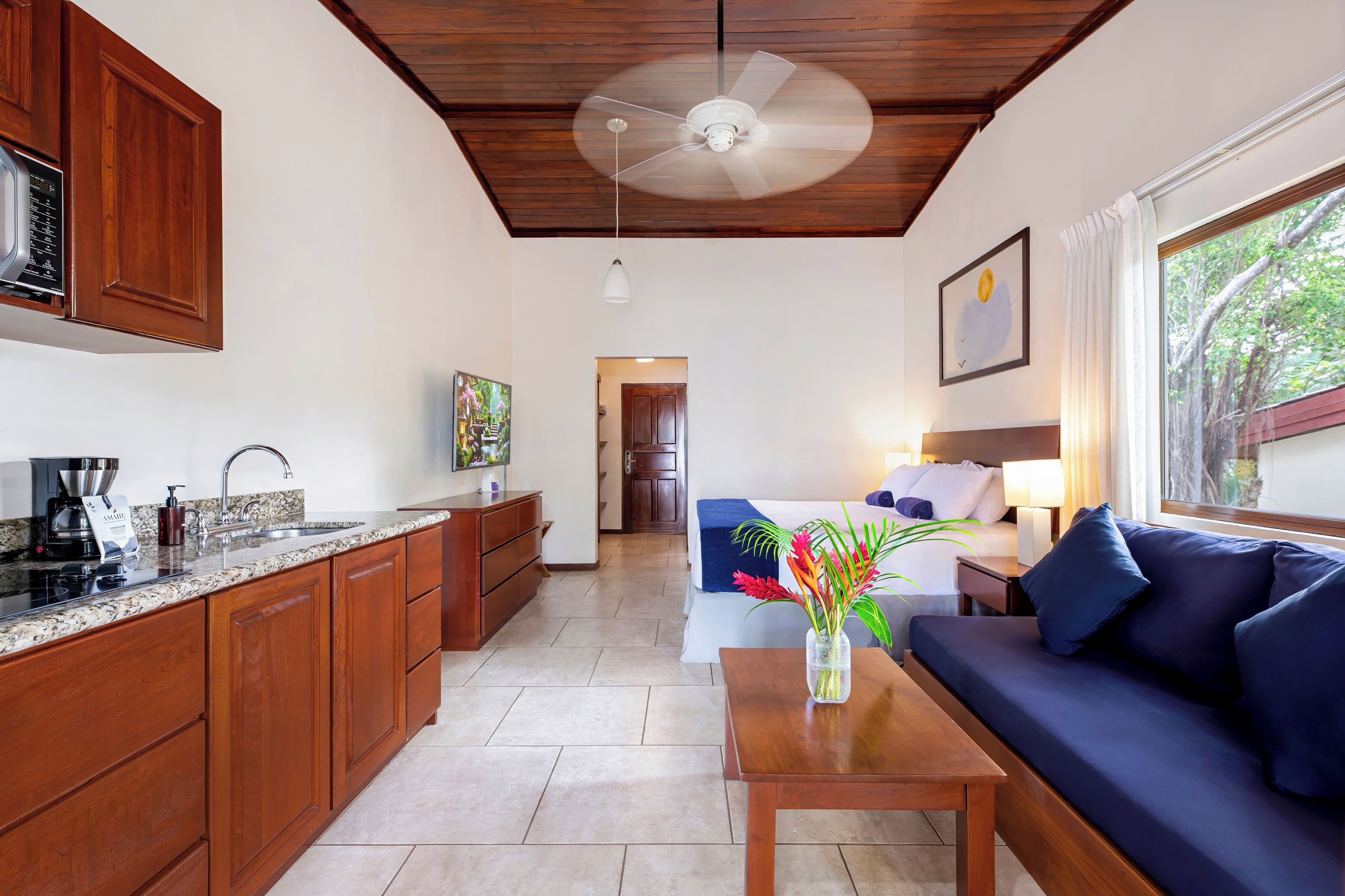 套房, 1 张特大床, 海滨 | 高档床上用品、客房内保险箱、隔音、熨斗/熨板