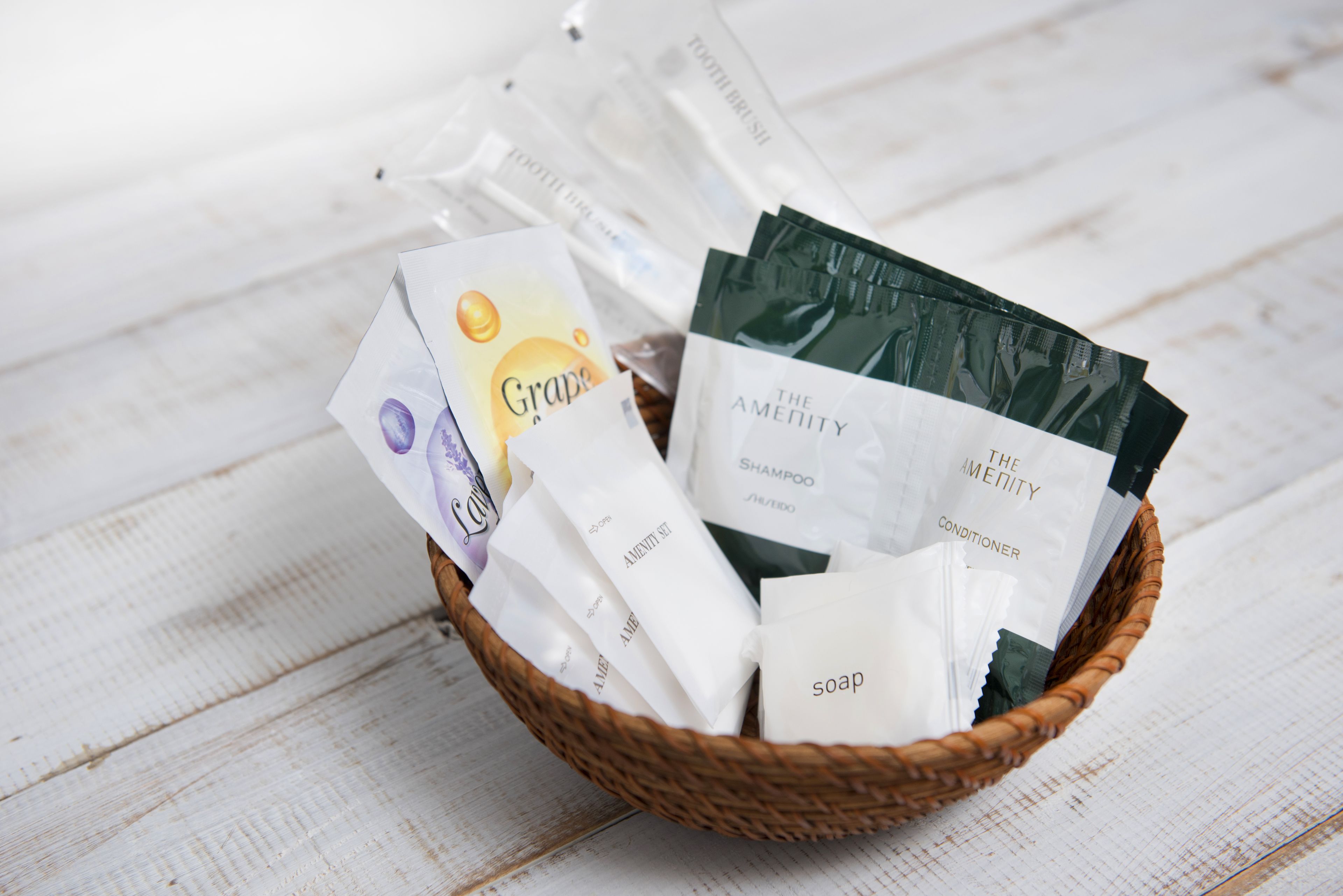 Erillinen kylpyamme ja suihku, hiustenkuivaaja