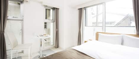 Cubrecamas, escritorio, cortinas blackout y sistema de insonorización