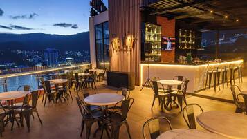 Breakfast, lunch, dinner served; local and international cuisine