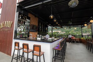 S'hi serveixen esmorzars, dinars i plats de cuina local i internacional 