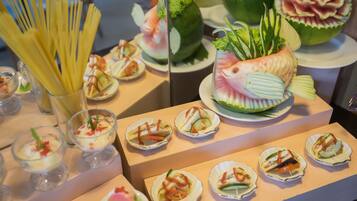 Petit déjeuner buffet (100000 IDR par personne)