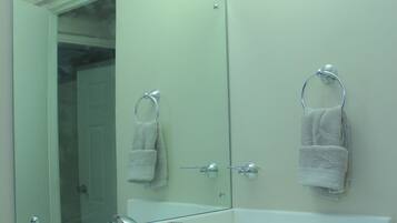 Design Apartment, 2 Bedrooms, City View, Corner | Bathroom | Combined shower/tub, free toiletries, hair dryer, towels