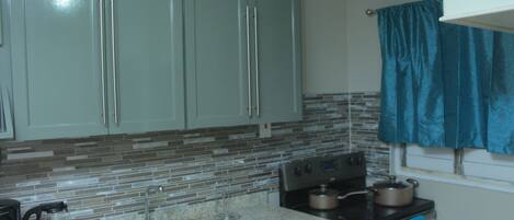 Apartamento design, 2 quartos, vista para a cidade, no canto | Cozinha privada | Geladeira grande, micro-ondas, fogão, cooktop