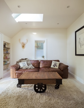 3 Bedroom Cottage | Living room | Flat-screen TV, fireplace, DVD player