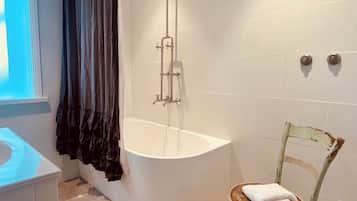 Casa de campo, 3 habitaciones | Baño | Tina con regadera, tina profunda, amenidades de baño gratuitas