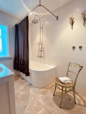 Casa de campo, 3 habitaciones | Baño | Tina con regadera, tina profunda, amenidades de baño gratuitas 