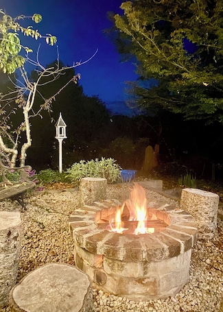 ์ฝํฐ์ง, ์นจ์ค 3๊ฐ | ํ
๋ผ์ค/ํํฐ์ค