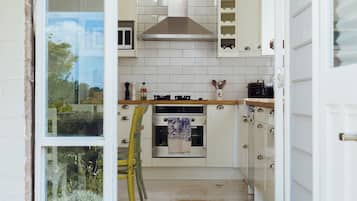 Refrigerador con freezer, microondas, horno, placa de cocina