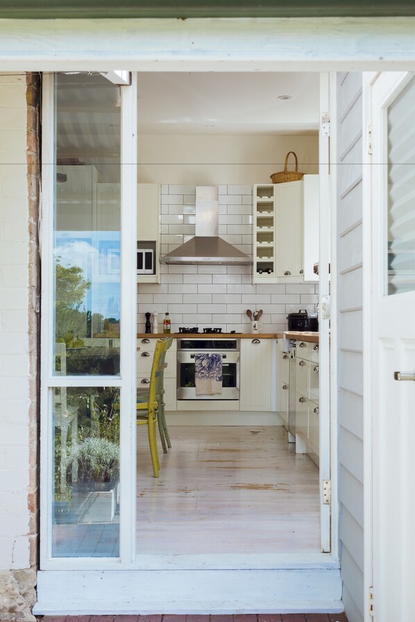 3 Bedroom Cottage | Private kitchen | Full-size fridge, microwave, oven, stovetop - Illalangi Boutique Cottage (Blackheath)