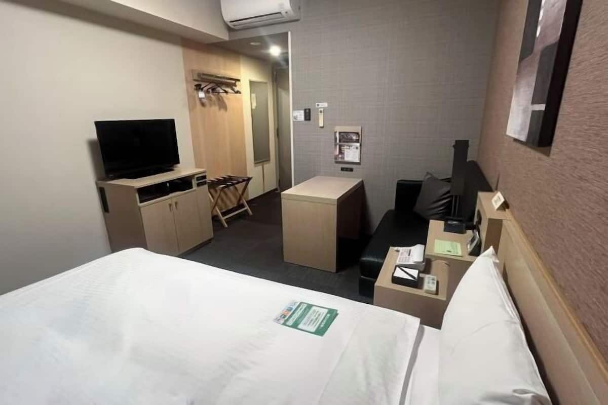 Een bureau, gratis wifi, beddengoed