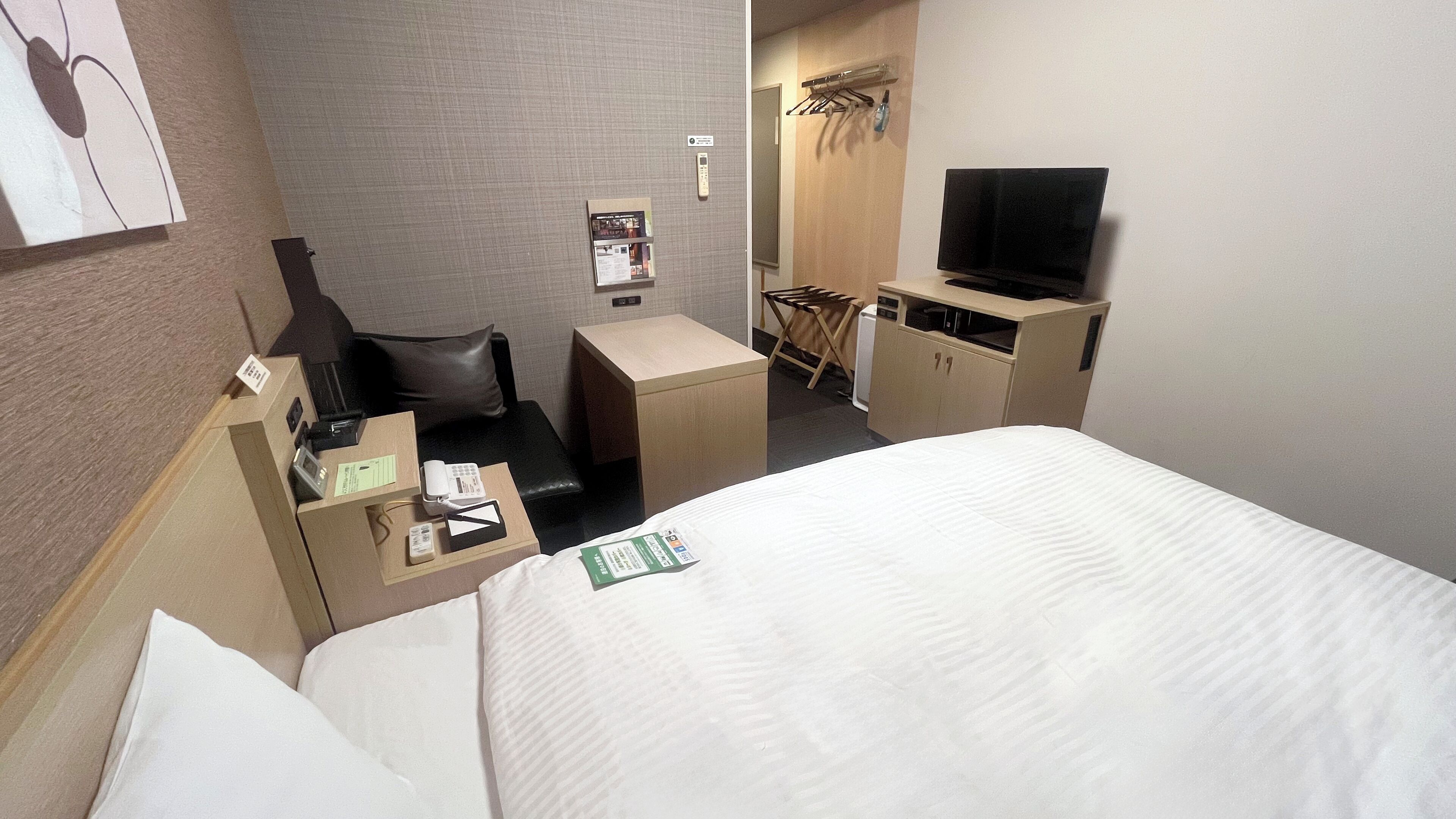 Escritorio, wifi gratis y ropa de cama 