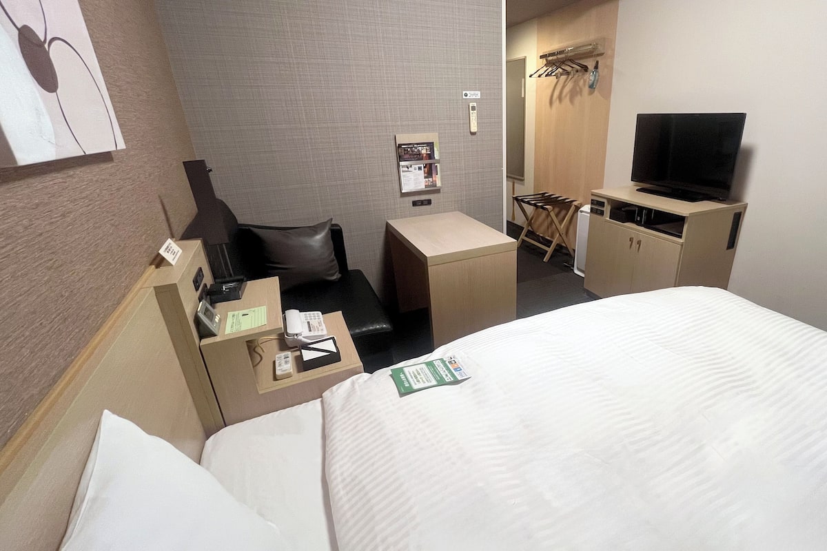 Desk, WiFi (free), bed sheets