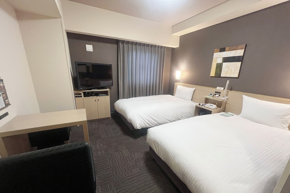 Een bureau, gratis wifi, beddengoed