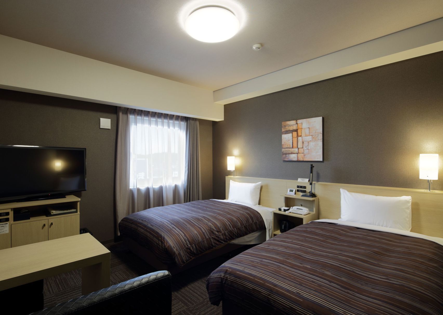Desk, free WiFi, bed sheets