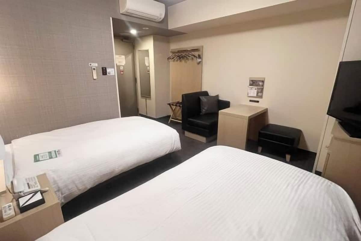 Een bureau, gratis wifi, beddengoed