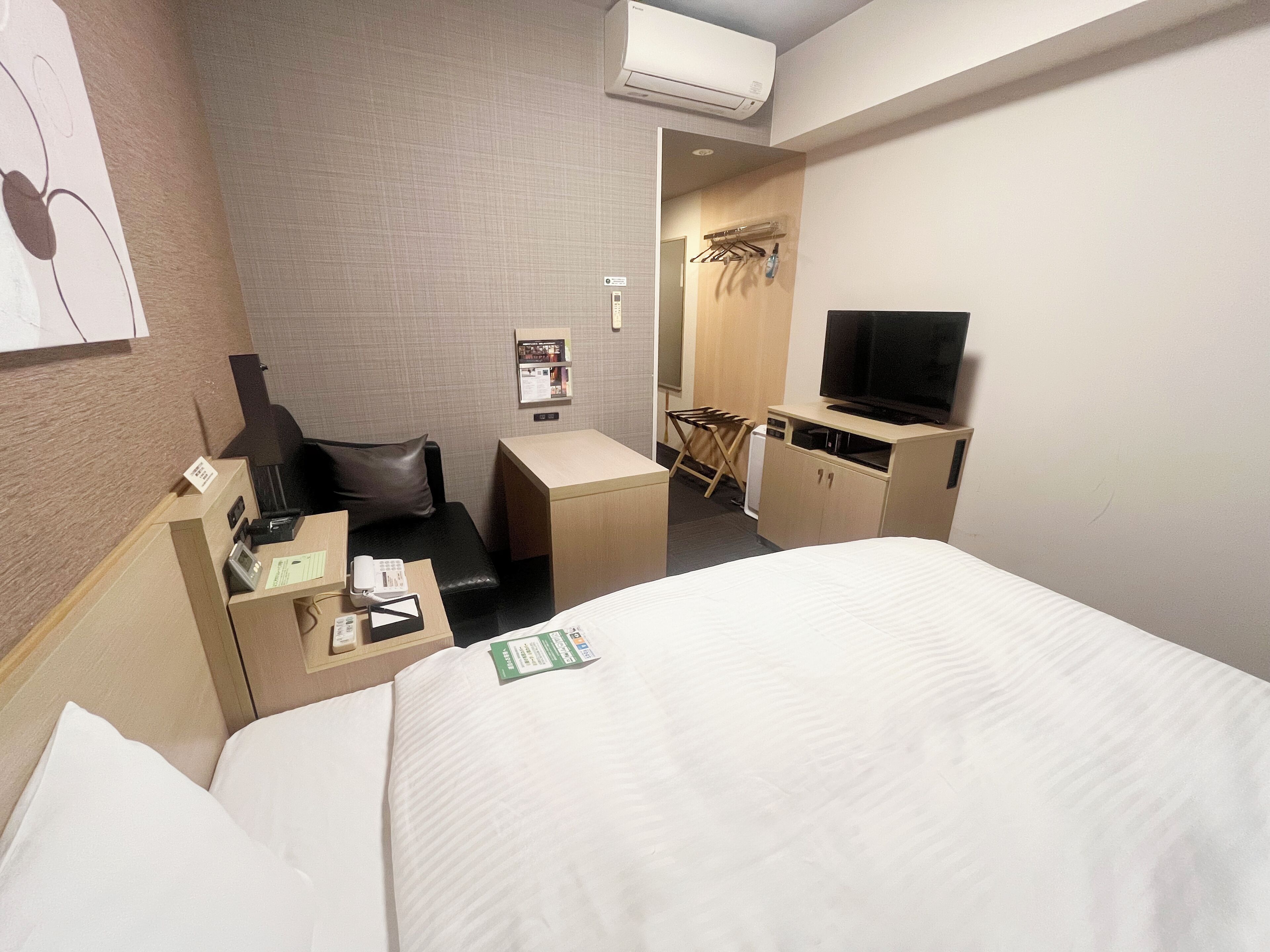 desk, free wifi, bed sheets