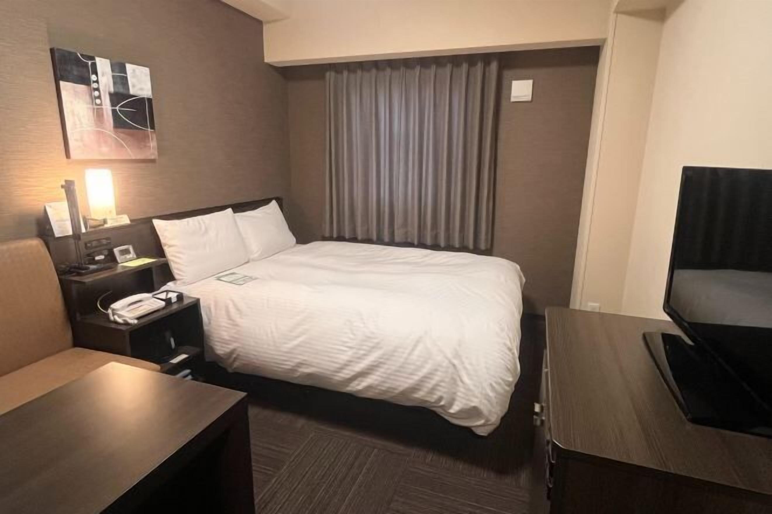 Skrivebord, wi-fi (inkludert) og sengetøy