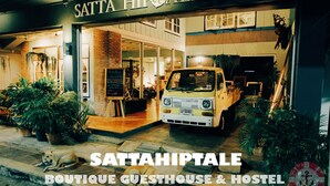 A boutique guesthouse with a vintage car parked in front. - Sattahiptale Boutique Guest House & Hostel (Sattahip)