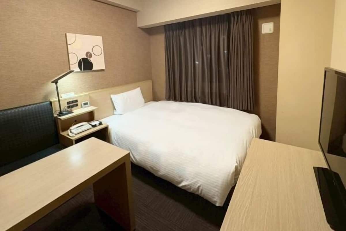 Escritorio, tabla de planchar con plancha, wifi gratis y ropa de cama