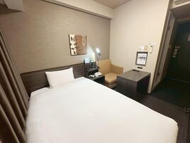 Escritorio, tabla de planchar con plancha, wifi gratis y ropa de cama 