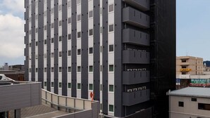 Un grand hôtel moderne, avec un bâtiment imposant et une enseigne bien visible au sommet.