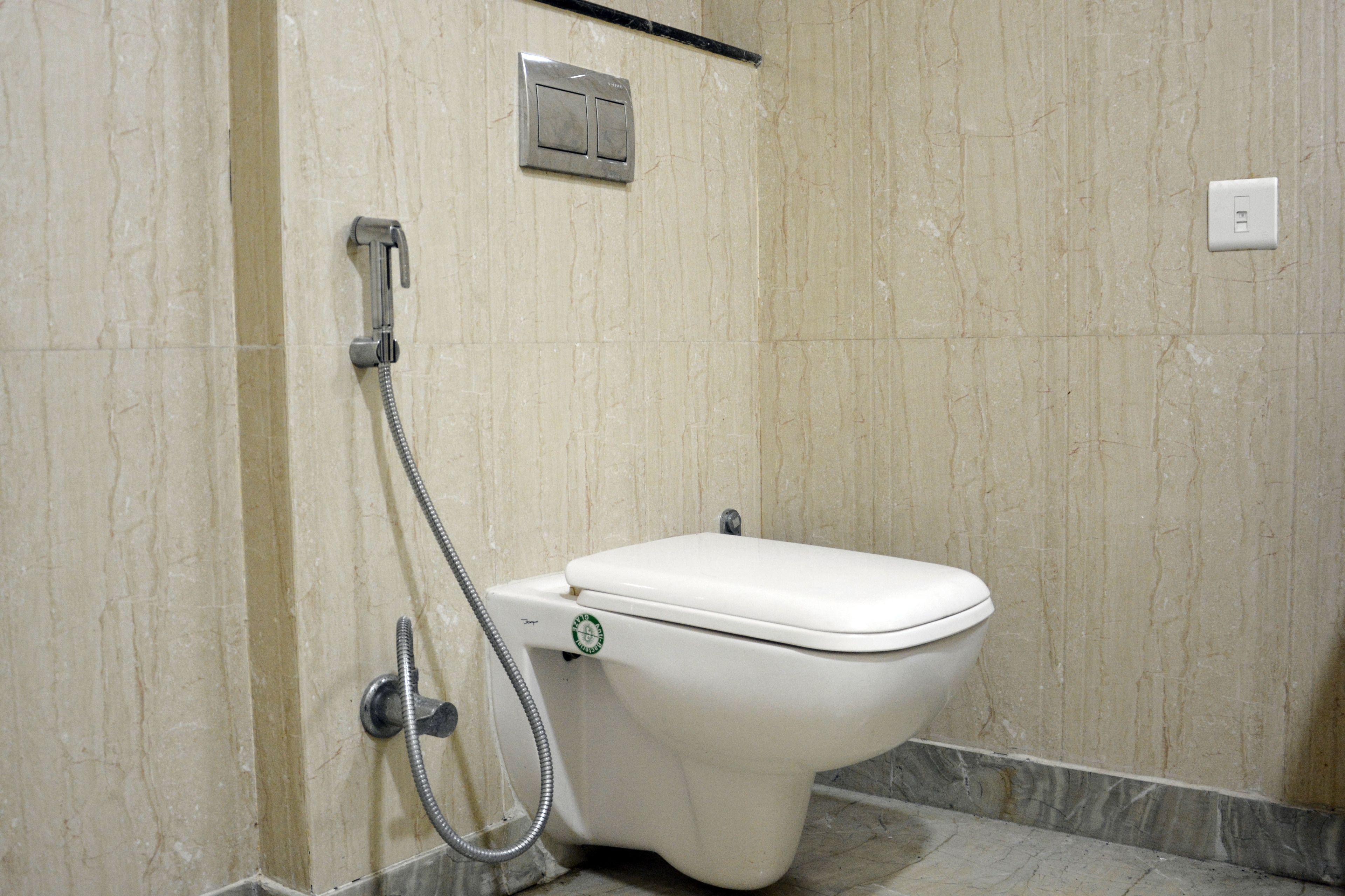Club Room | Bathroom amenities