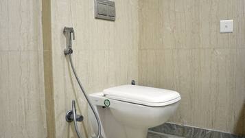 Club Room | Bathroom amenities