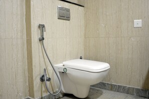 Economy Double Room | Kemudahan bilik mandi | Gabungan pancuran/tab mandi, kelengkapan dandanan diri percuma 