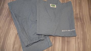 Una camisa gris doblada con una etiqueta que indica que pertenece a Route Inn Hotels.
