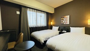 A hotel room with two beds, a desk, a chair, and a window with curtains. - Hotel Route - Inn Kumagaya (Kumagaya)
