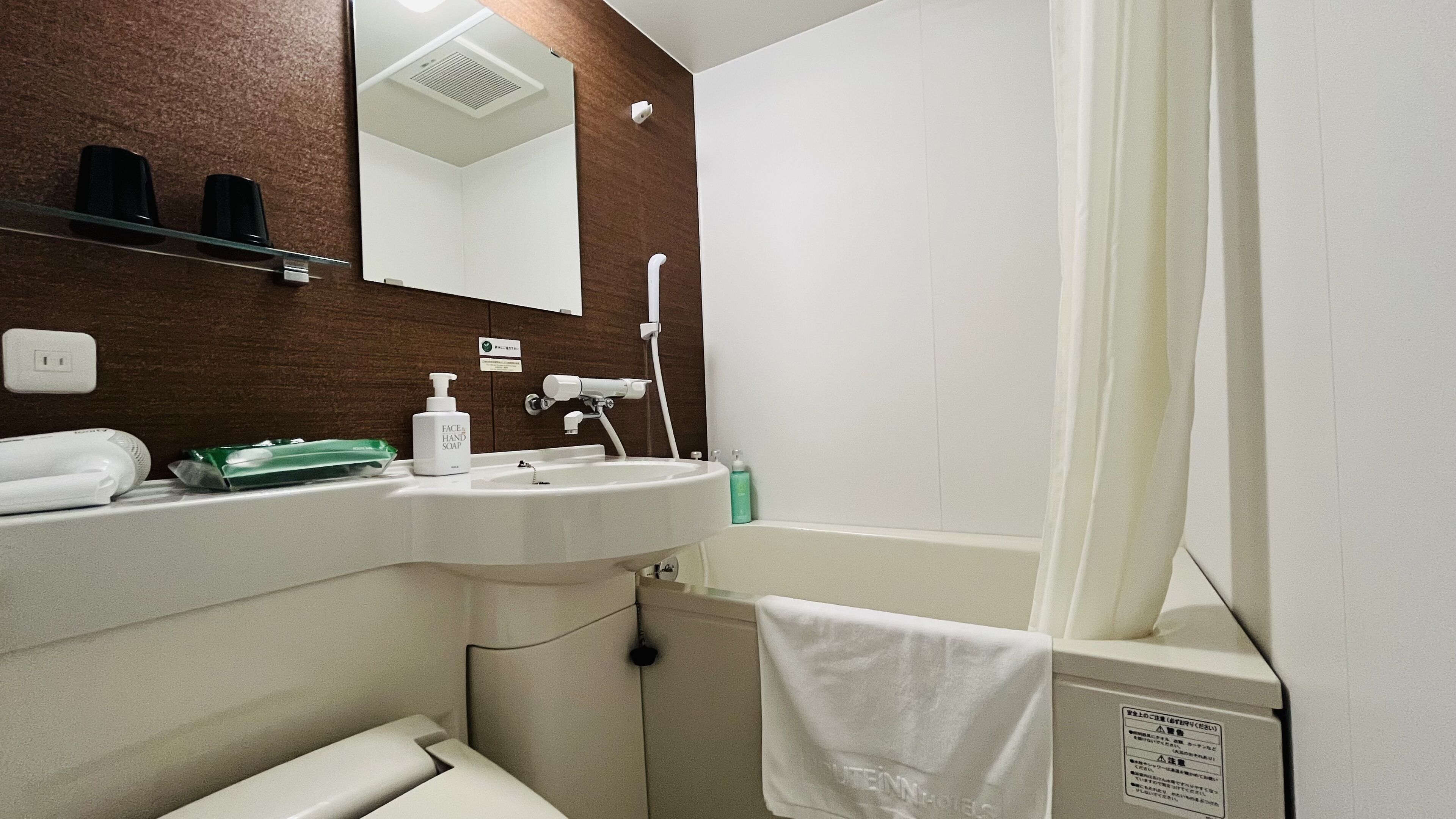 combined shower/bathtub, free toiletries, hair dryer, slippers