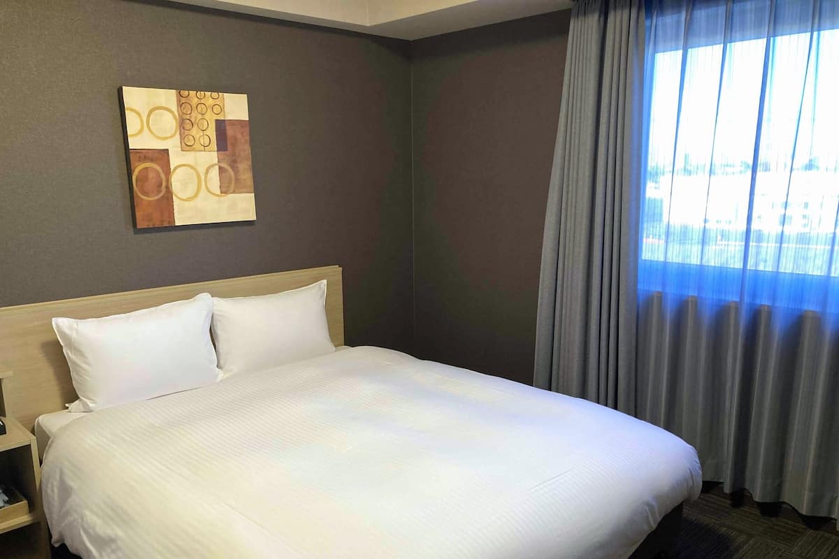 Kamar Double, Bebas Asap Rokok | Meja kerja, Wi-Fi gratis, dan seprai linen