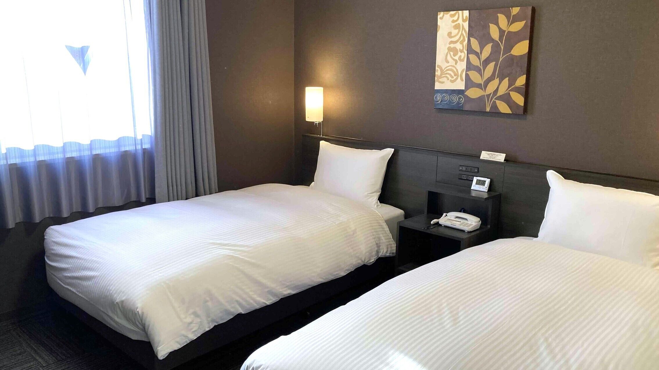Een bureau, gratis wifi, beddengoed