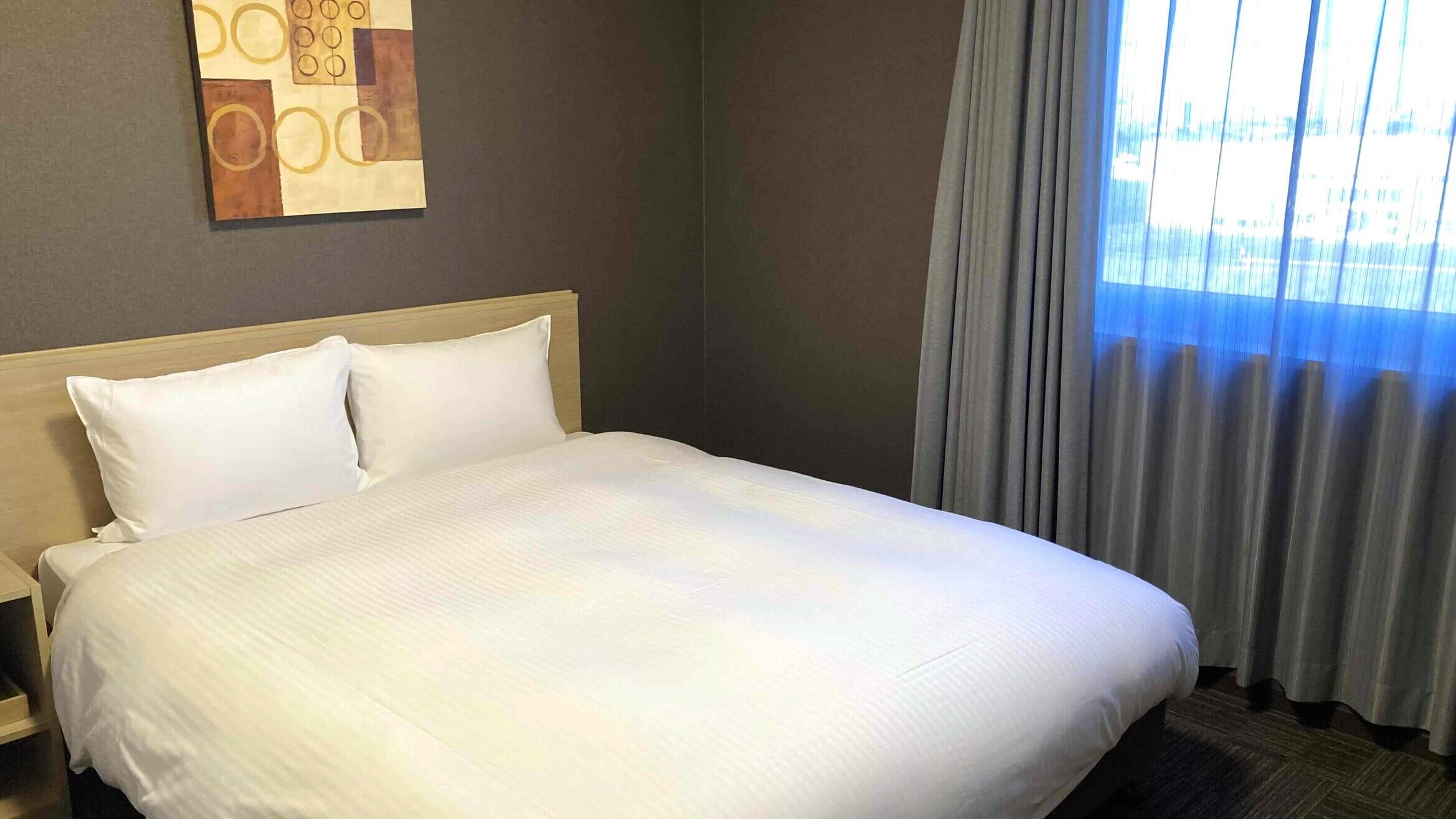 Een bureau, gratis wifi, beddengoed