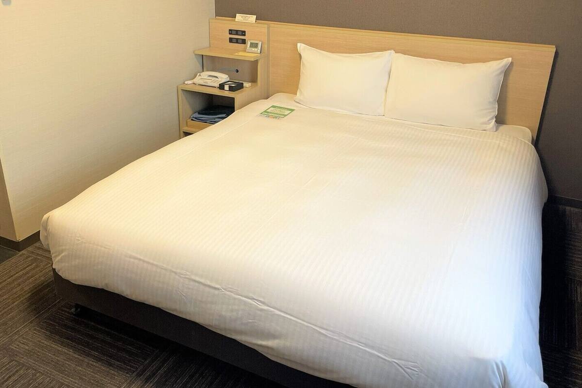 Desk, WiFi (free), bed sheets