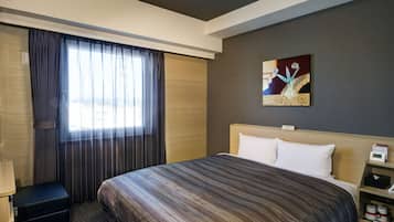 Habitación de hotel con una cama grande, una mesita de noche, una lámpara, un reloj y un cuadro en la pared.