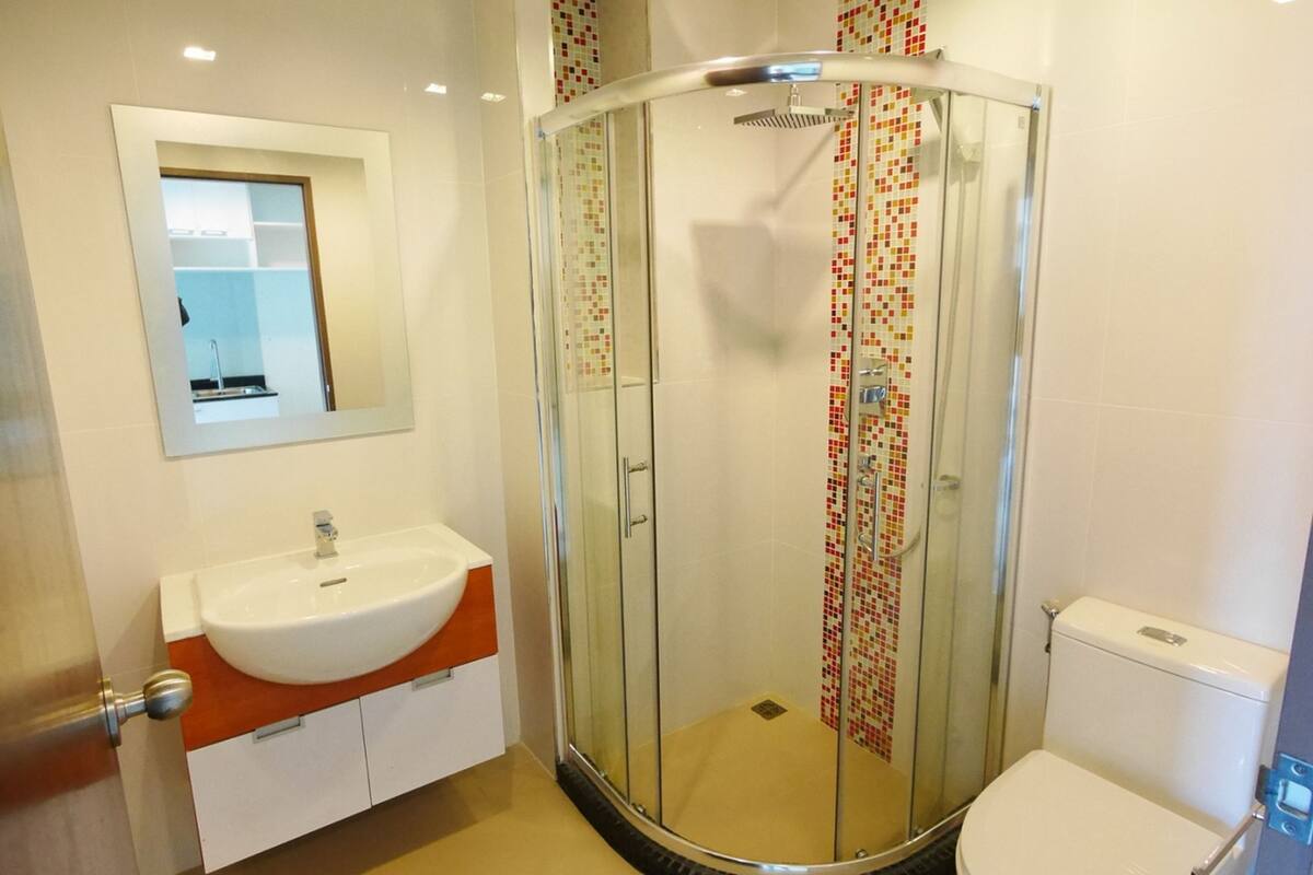 Superior Oda, Havuz Manzaralı | Banyo | Duş, geniş duş başlığı, ücretsiz banyo/kozmetik ürünleri