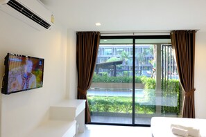 Superior-rum - utsikt mot poolen | Minibar, värdeförvaringsskåp på rummet, skrivbord och gratis wi-fi