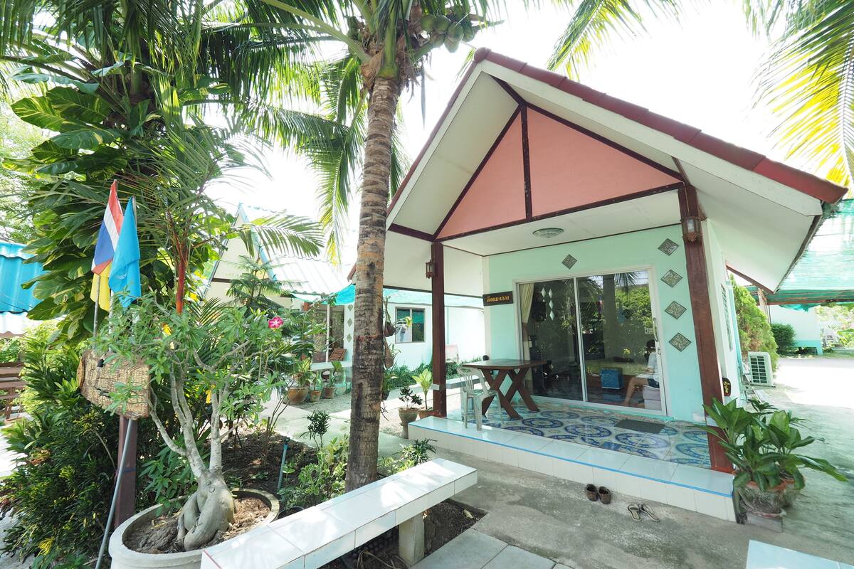 Bungalow with River View | Terrace/patio