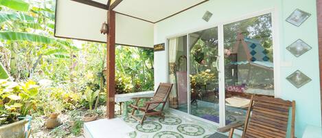 Bungalow with River View | Terrace/patio