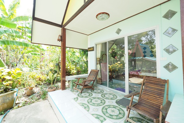 Bungalow with River View | Terrace/patio