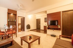 Premium bedding, down comforters, free minibar items, in-room safe - Rosewood Apartment Hotel (Haridwar)