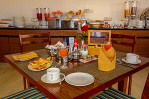 Free daily buffet breakfast - Rosewood Apartment Hotel (Haridwar)