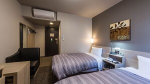 A hotel room with two beds, a desk, a chair, a coat rack, and a wall-mounted artwork. - Hotel Route Inn Fujichuokoen Higashi (Fuji)