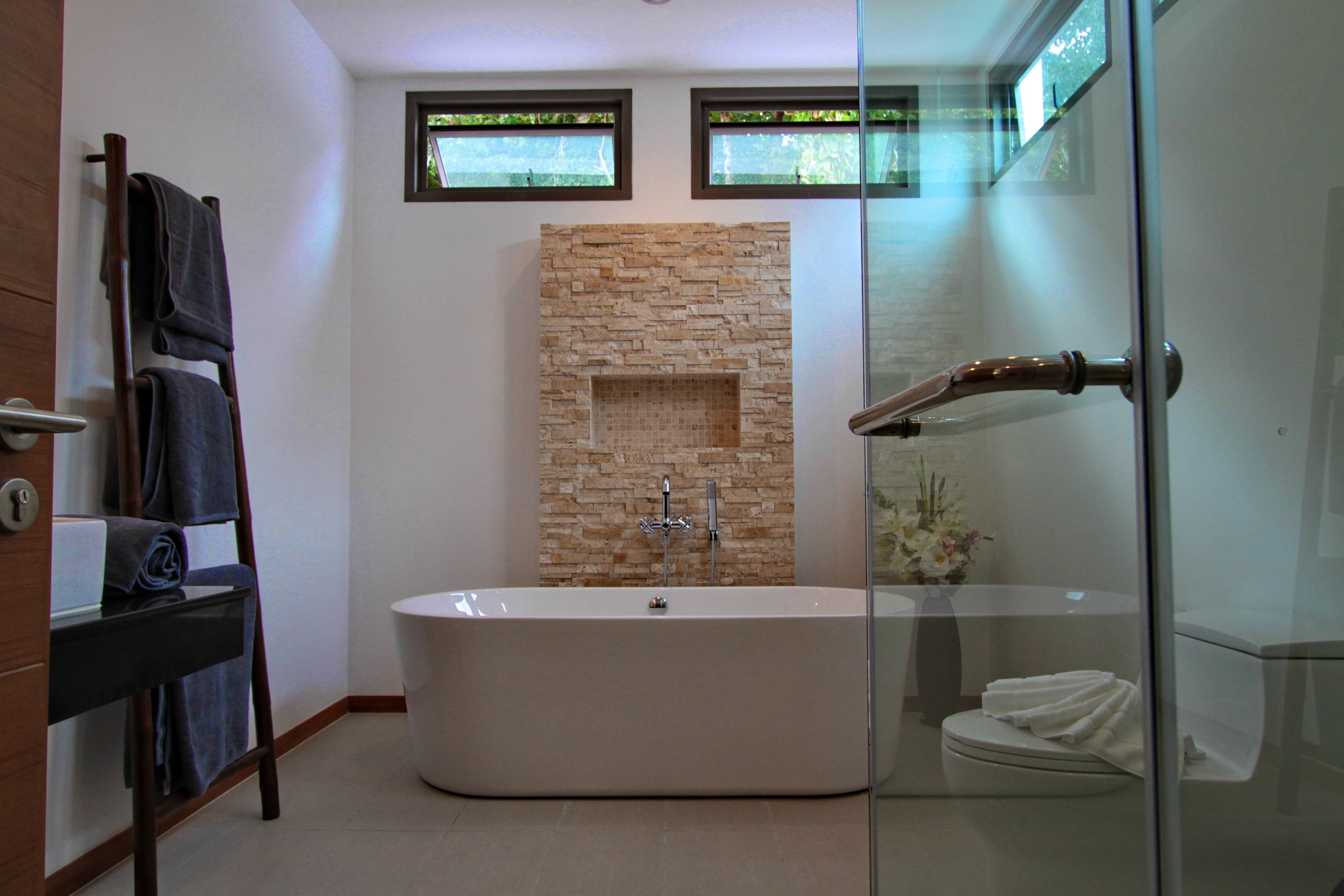 Separate tub and shower, deep soaking tub, free toiletries, hair dryer