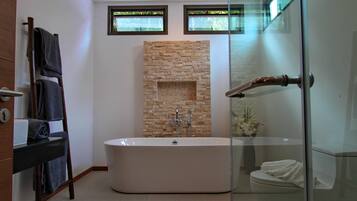 Separate tub and shower, deep soaking tub, free toiletries, hair dryer