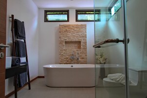 Separate tub and shower, deep soaking tub, free toiletries, hair dryer