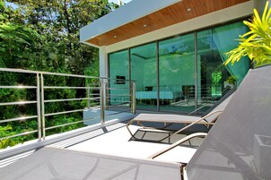 Luxury Villa | Premium bedding, in-room safe, desk, free cribs/infant beds